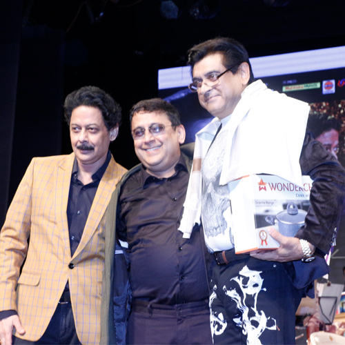 Anand Milind receiving award for music composition